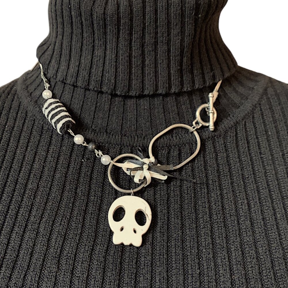 3x35$ 💀  Handmade - Skull short necklace - ruban bead fabric - black white